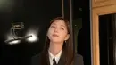 Ia mengenakan dress hitam model blazer, dipadukan kemeja putih dan dasi hitam.  [@soobinms]