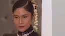 Dian Sastrowardoyo tampil kembali mengenakan kebaya janggan hitam dari Didi Budiardjo. Dipadukan bawahan kain coklat sambil membawa handbag emas. [@therealdisastr]