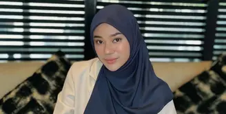 Clara Shinta kerap tampil percaya diri mengenakan kerudung hitam. Seperti ia memadukannya dengan blazer beige dan rok panjang plisket. [@clarashintareal]