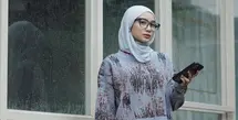 Anselma tampil dengan gaya layering, ia memadukan kerudung baby blue dengan atasan sweater crop top bermotif serta inner mini dress merah. Untuk bawahan, ia memilih celana denim flare dan sepatu hitam oxfordnya. [@ansellmaputri]