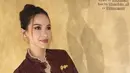 Alyssa Daguise tampil dengan kebaya modern coklat leather dengan list gold, dipadukan bros keemasan. Kebaya lengan panjang dari Dibba dipadukan kain batik panjang. [@alyssadaguise]