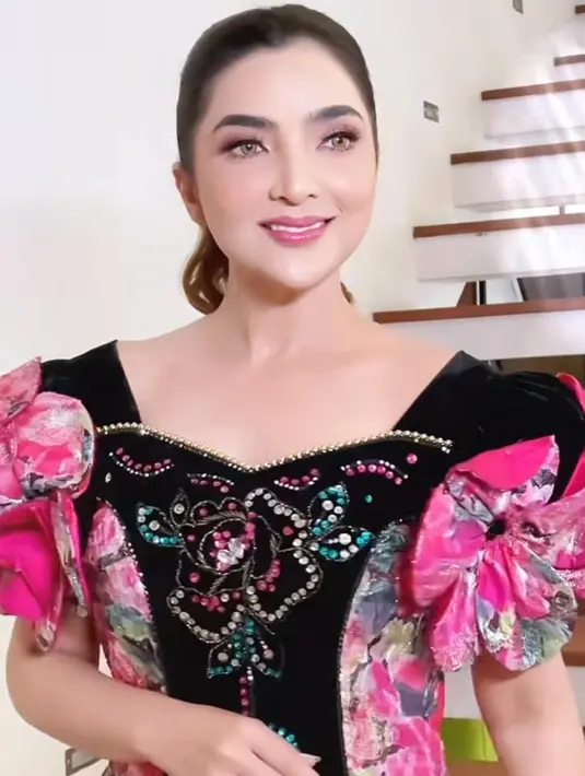 <p>Gaun tersebut didominasi warna hitam dengan hiasan motif bunga berkilauan, dipadukan dengan aksen warna pink cerah yang memberikan kesan glamor dan anggun. [@ashanty_ash].</p>