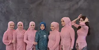 Meksi tanpa Syifa Hadju, Geng Mamayu kompak mengenakan kebaya pink dipadukan bawahan kain batik warna serasi. Lesti sendiri mengenakan kebaya birunya. [@kesharatuliu05]