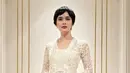 Renata tampil mengenakan kebaya putih lace warna putih dari Toton the Label dipadukan dengan bawahan kain berbordiran sambil membawa tas bulat putih ini. [@renata711]