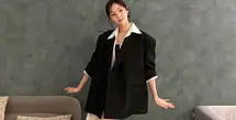 Di akun media sosialnya, Chae Soo Bin kerap tampil mengenakan blazer dengan gaya kasual. Misalnya saja ia mengenakan blazer hitam oversize dipadukan inner kemeja putih. Ia mengenakan kaos kaki hitam senada dengan sepatu berhaknya. [@soobinms]