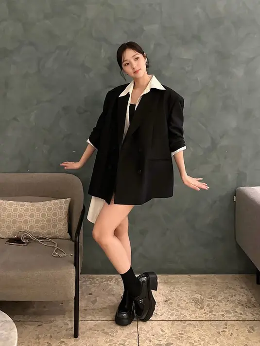 <p>Di akun media sosialnya, Chae Soo Bin kerap tampil mengenakan blazer dengan gaya kasual. Misalnya saja ia mengenakan blazer hitam oversize dipadukan inner kemeja putih. Ia mengenakan kaos kaki hitam senada dengan sepatu berhaknya. [@soobinms]</p>