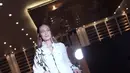 Luna Maya tampil serba putih dengan kebaya kerah tinggi dihiasi beads di bagian atas. Kebaya Sejauh Mata Memandang ini dipadukan selendang dan rok slit motif hitam. Ia juga membawa tas putihnya. [@lunamaya]