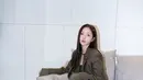 Chae Soo Bin mengenakan blazer hijau dengan model lengan panjang. Dipadukan kaos kaki hitam dan flat shoes putih berpita hitam. Ia membawa handbag hijau army. [@soobinms]