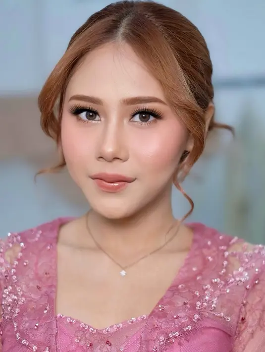 Penampilan Nadin Amizah di pernikahan sang adik, Kayla Hendrina, sukses mencuri perhatian dengan makeup look romantis yang menonjolkan kecantikan alaminya.  [@nurulmakeup.artist/@hairdombaran].