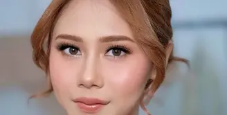 Penampilan Nadin Amizah di pernikahan sang adik, Kayla Hendrina, sukses mencuri perhatian dengan makeup look romantis yang menonjolkan kecantikan alaminya.  [@nurulmakeup.artist/@hairdombaran].