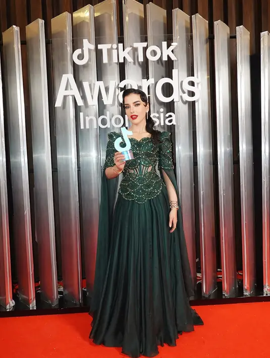 Tasya Farasya raih penghargaan sebagai Beauty and Fashion Creator of The Year di TikTok Awards 2024 [@tasyafarasya]