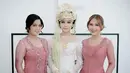 Riasan karya @nurulmakeup.artist ini tidak hanya melengkapi kebaya pink elegan yang dikenakan Nadin, tetapi juga memancarkan nuansa anggun dan feminin yang membuatnya semakin memukau. [@nurulmakeup.artist/@hairdombaran].