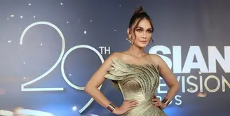 Malam puncak Asian Television Awards (ATA) ke-29 yang digelar di Studio 6 Emtek City, Jakarta Barat, menjadi sorotan berkat kemegahannya.  [@styledbyrevashion/@lunamaya].