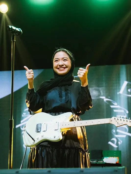 Banda Aceh, yang dikenal dengan julukan "Serambi Mekah," menjadi saksi perjalanan karier Bernadya yang semakin bersinar.