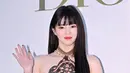 Han So Hee tampil dengan poni depan yang lurus dan rapi, memberikan kesan muda dan ceria pada wajahnya. Gaya rambut panjang lurus yang menjuntai lembut di kedua sisi semakin mempertegas bentuk wajahnya yang oval, menjadikannya terlihat memukau dari setiap sudut.  [@xeesoxee].