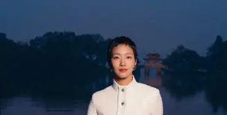 Aktris Kim Go Eun juga tampak menawan dalam setelan tweed berwarna putih. Penampilannya memancarkan kesan bersih dan elegan, sesuai dengan karakter yang sering ia perankan di layar kaca. Busana yang dipilih Kim Go Eun berhasil menciptakan tampilan yang anggun dan modern. [Dok/Chanel].