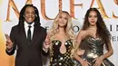 Tampilannya begitu memikat serasi dengan Beyonce yang kenakan gaun paduan hitam emas. (Foto: Instagram/ Blue Ivy)