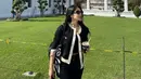 Dalam salah satu momen, Davina tampil santai namun tetap modis dengan cardigan berlist putih yang dipadukan dengan crop top simpel dan long pants hitam. Gaya ini terlihat nyaman untuk berjalan-jalan, namun tetap memberi kesan elegan. [@davinaakaramoy].