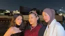 Di malam hari, Davina memilih tampil glamor dengan balutan dress velvet hitam yang menonjolkan sisi elegan dan feminin. Dengan tambahan aksesoris minimalis, penampilannya semakin berkelas. [@davinaakaramoy].