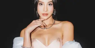 Anya Geraldine sukses mencuri perhatian di acara Gala Premiere film terbarunya, Cinta Tak Seindah Drama Korea. Dalam balutan outfit serba pink, Anya memancarkan pesona feminin dan anggun yang memikat para tamu undangan. [@anyageraldine].