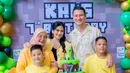 Dua anak mereka pun tidak kalah menarik, mengenakan kaus kuning yang membuat keseluruhan keluarga terlihat harmonis. [@titi_kamall].