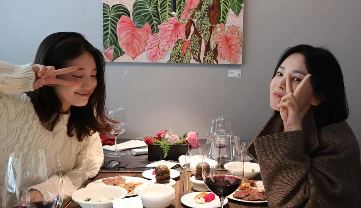 Dua aktris cantik, Bae Suzy dan Song Hye Kyo kerap habiskan waktu bersama. Terbaru, keduanya kembali hangout bareng dengan intimate dinner [@kyo1122]